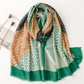 Bufanda patchwork verde y beige con patrón de letra C y bordes deshilachados - Verde (SL2211-006)