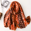 Dettaglio di sciarpa in finto cashmere con stampe paisley e trama a pois arancioni - Arancione (SL2211-013 Arancione)