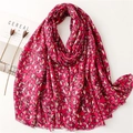 Détail d'une écharpe rouge rose en coton et lin avec feuilles dorées et bords à franges - 180*85CM / Rose Rouge (SL2211-001)