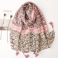 Roze sjaal met luipaardprint, LOVE-letters en kwastjes op een witte achtergrond - Roze