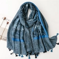 Bufanda chal gruesa azul índigo con estampado de espiga y flecos sobre fondo blanco - Estilo de Borde Azul