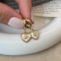 Dettaglio macro di orecchini a cuore in oro con inserto in conchiglia e pietra di zircone - Orecchini a Goccia a Cuore (B-524-Orecchini)