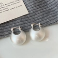 Close-up van zilveren C-vormige dikke oorbellen met matte geborstelde afwerking en sluiting - Mat Geborsteld Zilver