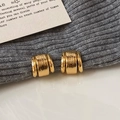 Luxuriöse vergoldete dreischichtige C-förmige Ohrstecker mit gebürsteter Metallstruktur - Gold