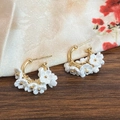 Détail de boucles d'oreilles demi-cercles dorées avec cinq pétales de fleurs en résine blanche - Or (A-1336)