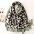 Sciarpa donna in cotone verde salvia con stampa animalier e nappe eleganti sui bordi - Stile Nappa con Stampa Leopardata Verde Salvia (SL2209-047) / 180*90CM