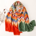 Sciarpa boho in cotone e lino con motivo a zigzag e bordi a frange morbide - Verde e Arancio (SL2210-022)