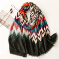Dettaglio di sciarpa colorata con motivo zigzag, bordi a frange e morbida trama in lino - Nero (SL2210-022)