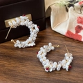 Detail van handgemaakte C-vormige oorbellen met parels, kristallen en witte bloemen - Prachtige Bloem Parel Oorbellen