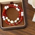 Bracciale artigianale in agata rossa 6mm con perline bianche e dettagli dorati di stile - Stile Ciondolo Con Perline Rosse e Bianche (D-142)