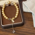 Elegante bracciale di perle dorate con accenti di cristallo su display in velluto - Stile Cuore di Perla Dorata (D-199)