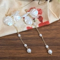 Detalle de pendientes de flores vintage con pétalos blancos, perlas y borlas de oro - Borla de Perlas de Pétalos Blancos (A-1333) / Dorado