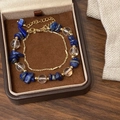 Boho-Set mit zwei Armbändern aus blauen Natursteinen und feiner vergoldeter Kette - Doppellagiges Lapis Lazuli Bruchstein Perlenarmband (D-144)