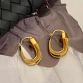 Primer plano de pendientes de cadena dorada en forma de U con textura tejida fina - Dorado