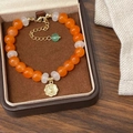 Bracelet élégant en pierres naturelles avec pendentif cœur doré dans un écrin vintage - Bracelet en Pierre Naturelle Orange et Blanc (D-165)
