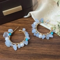 Orecchini a cerchio in oro fatti a mano con pietre di quarzo blu e perle stile boho - Ghiaia Blu