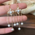 Elegantes pendientes de perlas con flor de cuatro pétalos y borlas largas doradas - Dorado