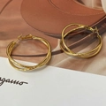 Nahaufnahme von mehrlagigen, vergoldeten Triple-Creolen mit gewebtem Design-Detail - Drei-Ring Verschlungene Goldene Creolen (A-1306) / Gold