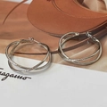 Detailansicht silberner Dreifach-Creolen mit einem minimalistischen, verschlungenen Design - Drei-Ring Verschlungene Silberne Creolen (A-1306) / Silber
