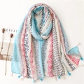 Sciarpa in cotone e lino con fiori blu e rosa e nappe eleganti su fondo bianco - Stile Etnico Floreale Blu Rosa con Nappine (SL2210-030)
