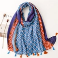Sciarpa boho blu e arancione con nappe su sfondo bianco con fiori secchi decorativi - Stile Boho Stampa Rosso Arancio con Nappine (SL2210-031)