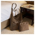 Set borse hobo in pelle scamosciata marrone con cuciture a contrasto e mini bustine - Marrone