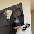 Borsa a mano in pelle nera lucida con lettere a rilievo e tracolla rimovibile - Nero
