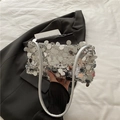 Bolso de hombro con lentejuelas plateadas con lentejuelas grandes y tirantes finos - Plateado