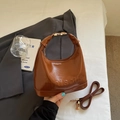 Borsa a mezzaluna retrò in pelle marrone con lettere goffrate e tracolla regolabile - Marrone