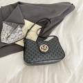 Retro-Achseltasche in Schwarz mit grauem M-Print und goldener Schnalle - Schwarz