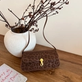 Vintage Achseltasche mit Leopardenmuster, goldener Schließe und schmalem Schultergurt - Braun
