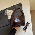 Borsa a mano lucida marrone scuro a forma di dumpling con tracolla rimovibile - Marrone