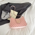 Hellrosa Schultertasche mit Buchstaben-Monogramm und goldenem Logo-Verschluss - Rosa