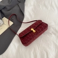 Bordeauxrote Baguette-Tasche mit Leopardenmuster, Goldverschluss und Samt-Oberfläche - Rot