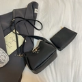 Schwarze Beuteltasche mit Kieselstruktur, Goldverschluss und passendem kleinen Täschchen - 2-teiliges Set (Tote + Innentasche) / Schwarz