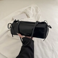 Borsa baguette nera lucida minimalista con scritte bianche e sottili spalline sottili - Nero