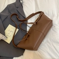 Braune faltige Leder-Einkaufstasche im minimalistischen Stil für Freizeit und Beruf - Braun