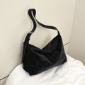 Sac hobo minimaliste en daim noir avec boucle argentée sur tissu blanc plissé - Noir