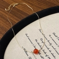 Collana minimalista a catena a serpente dorata con perla di agata rossa traslucida e gancio - Stile Agata Rossa / Oro