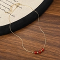 Elegante collana a catena dorata con tre perle rosse e chiusura a moschettone regolabile - Stile Agata Rossa a Catena Sottile Dorata / Rosso
