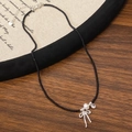 Dettaglio collana con perle nere, fiocco argentato, perla d'acqua dolce e cristallo - Perla Bianca Catena di Perline Nere / Argento