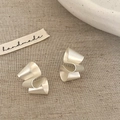 Détail de boucles d'oreilles argentées mates torsadées au design minimaliste ondulé - Argent mat