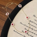 Collana artigianale con fiori di perle, catena dorata e cristalli rossi - Rosso