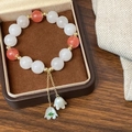 Elegante pulsera de cuentas con colgante de flor y piedras blancas y rojas en su estuche - Estilo Lirio de los Valles (D-222)