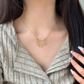 Minimalistische 18K Gold Quasten-Halskette mit zarten Ketten auf einem Model - Gold