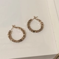 Vue macro de boucles d'oreilles créoles géométriques dorées au design industriel - Créole à Modules de Collage Géométriques (A-1124)