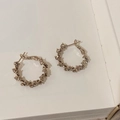 Gros plan de boucles d'oreilles créoles torsadées avec texture irrégulière or café - Petite Créole à Texture Irrégulière (A-1201)