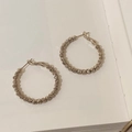 Gros plan de créoles argentées avec texture diamantée et finition métallique torsadée - Grande Créole Taille Diamant Argentée (A-1202)
