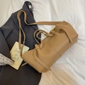 Khaki plissierte Leder-Tragetasche mit geknoteten Details und gelbem Innenfutter - Khaki