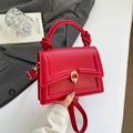Elegante rode vierkante handtas met grote knoopgreep en gouden gesp detail - Rood